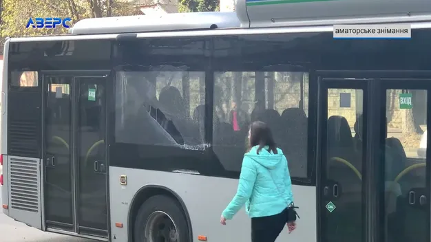 У Луцьку новий автобус №32 потрапив в аварію: розбилося скло (відео)