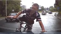 У Луцьку неадекватний велосипедист ледь не потрапив під колеса (відео)