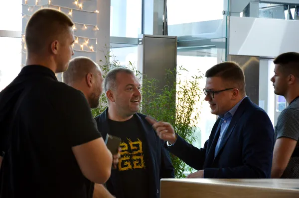 Співвласник РЦ «Промінь» Андрій Покровський та телеведучий Тарас Шкітер