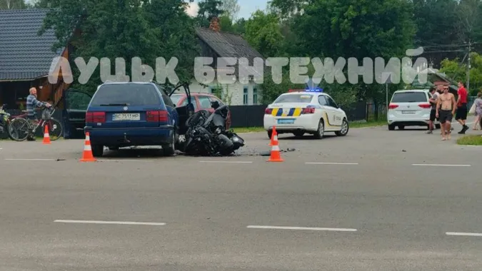 Поблизу Світязя сталася ДТП: перекинувся мотоцикл, утворився затор (відео)