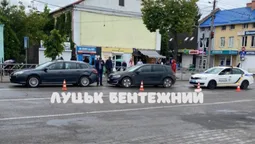 Зіткнулися два легковики: біля Центрального ринку – ДТП (фото, відео)