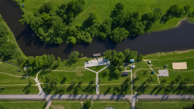На центральному пляжі Луцька – нашестя водоростей: що там коїться