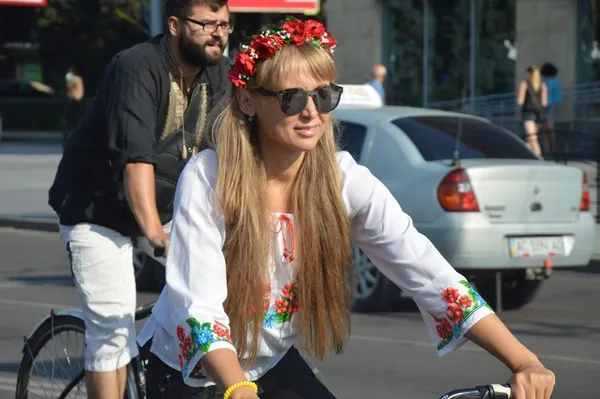Велосипедисти у вишиванках кружляли Луцьком (фото)