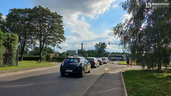 У Луцьку діти заробляють, збираючи гроші на ЗСУ: що з цим не так (фото, відео)