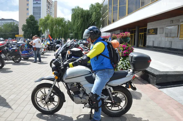 На Театральній площі Луцька зібралися байкери