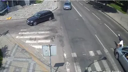 Відкинуло на кілька метрів: у Луцьку на переході збили жінку (відео)
