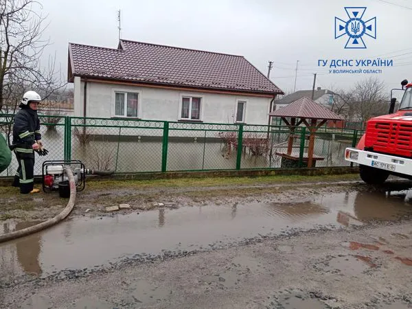 З городів і дворів: на Волині рятувальники відкачували воду (фото)