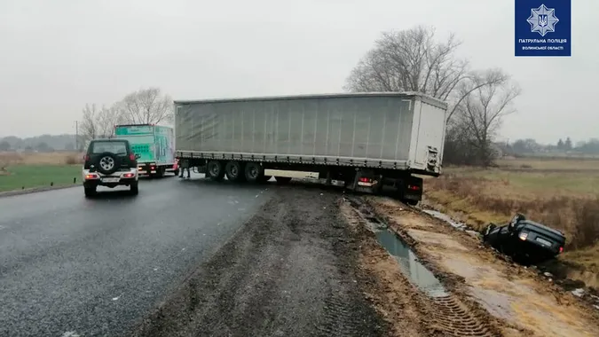 У Звірові – вантажівка, в Луцьку – бус: автівки занесло на дорозі