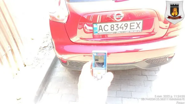 «Хаотичне паркування»: муніципали знайшли порушника у дворі новобудови у Луцьку (фото)