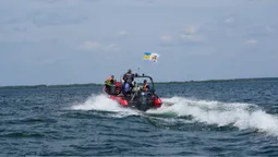 Катамаран та човен посеред озера: на Світязі ледь не сталося лихо (оновлено)