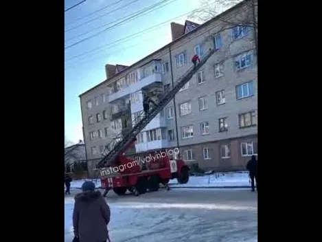 У Луцьку рятувальники визволяли дитину, яка випадково заблокувала себе вдома (фото, відео)