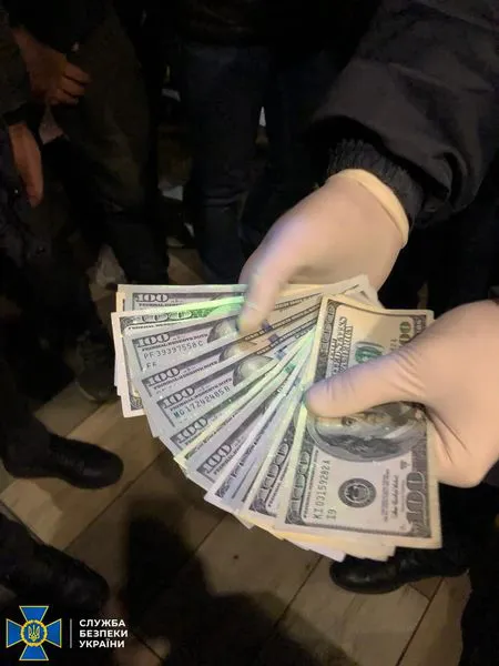 Затриманому на хабарі волинському податківцю повідомили про підозру (фото)