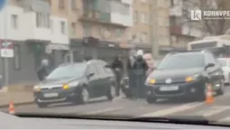 Біля «Лучеська» зіштовхнулися автівки – аварія паралізувала рух (відео)