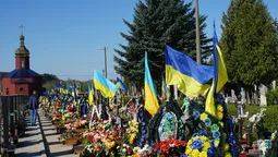 «У Бога всі живі, у нього немає мертвих»: як лучани проводять поминальну неділю (фото)