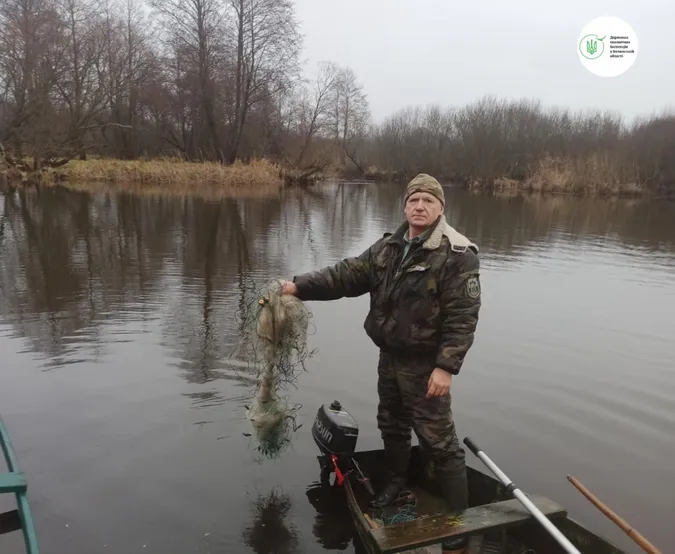 На Волині ліниві рибалки ловили рибу прямо із зимувальних ям (фото)