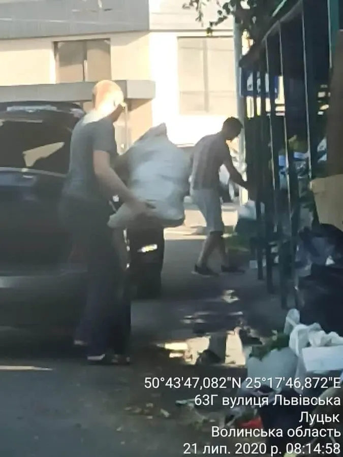 У Луцьку чоловіка покарали за змішування сміття (фотофакт)