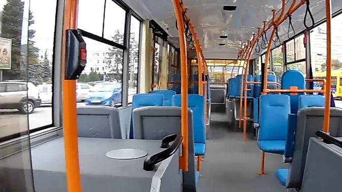 Обізвали курвою, бо поступилася місцем у луцькому тролейбусі