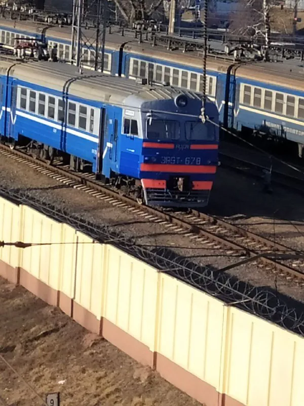 Не відрізняються від українських: у Білорусі зафарбовують електрички (фото)