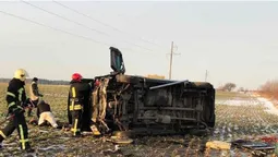На Волині бус злетів у кювет, перекинувся і ледь не загорівся (фото)