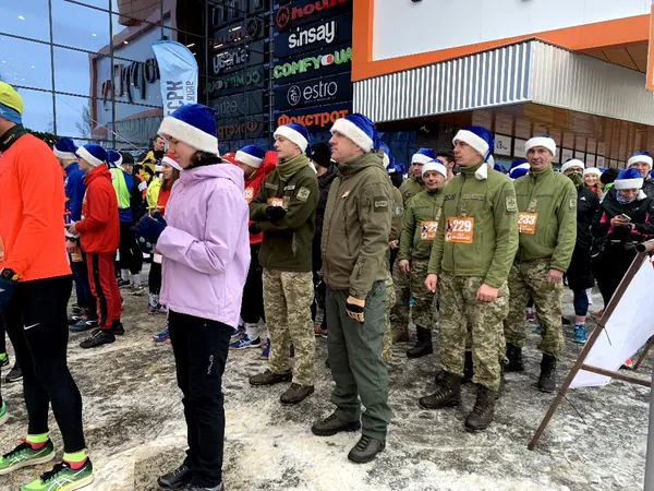 У формі та зі святковими шапками: у Луцьку прикордонники долучились до благодійного забігу