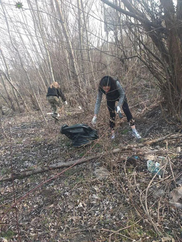 Луцькі патрульні прибрали сміття на Набережній (фото)