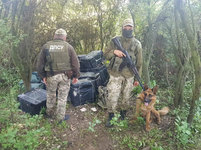 На Волині на березі Бугу знайшли сигарети та човен (фото)