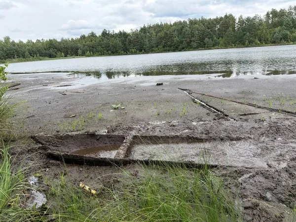 У поліському озері знайшли одразу чотири загадкові човни-довбанки (фото)