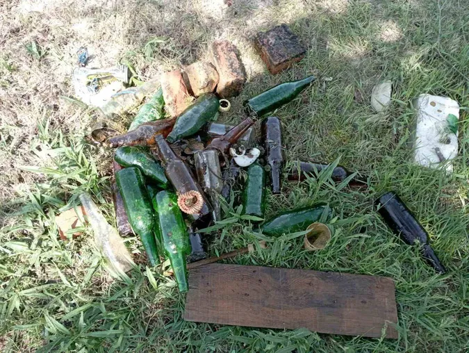 Залізяки, бите скло і пластик: що «зловили» у водоймах Волині (фото)
