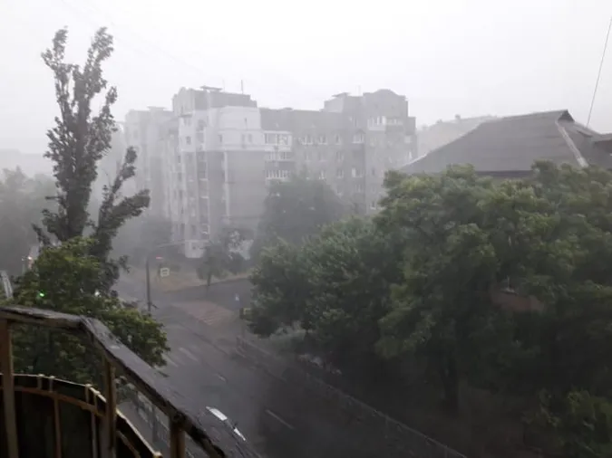 Затонулі автівки і мертвий чоловік у течії: показали наслідки негоди в українських містах