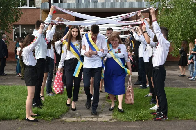 Якими цьогоріч будуть останні дзвоники у луцьких школах