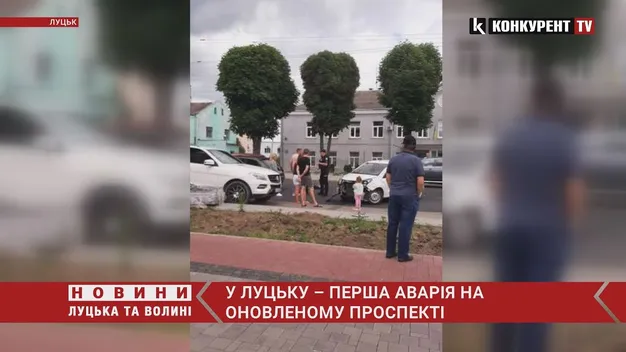 На свіженькому асфальті: у Луцьку – перша аварія на оновленому проспекті (фото, відео)