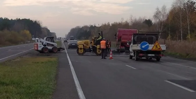На Волині дорожники «латають» найважливіші дороги області (фото)
