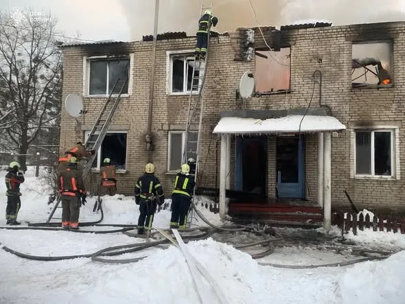 У селищі на Волині рятувальники ліквідували пожежу у багатоквартирному будинку (фото)