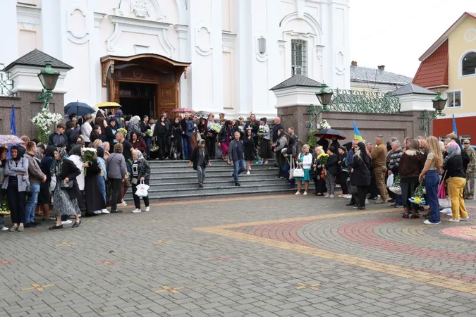 Небо плакало: у Луцьку відбулося прощання з трьома Героями Євгенієм Садовським, Олегом Чернюком та Олександром Смалюхом