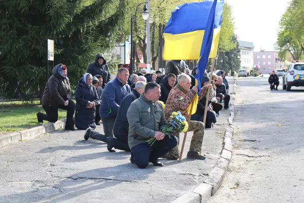 Без батька та чоловіка залишилася родина: на Волині попрощалися з воїном Іваном Гутвертом (фото)
