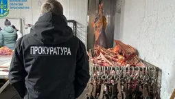 Кров на стінах та рештки в бочках: у Луцькому районі діяла незаконна скотобійня (фото)