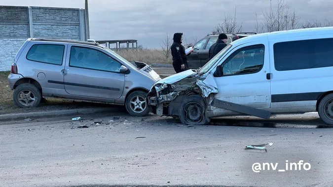 Citroen «влупився» у Reno: у Нововолинську сталася аварія через пʼяну водійку (фото)
