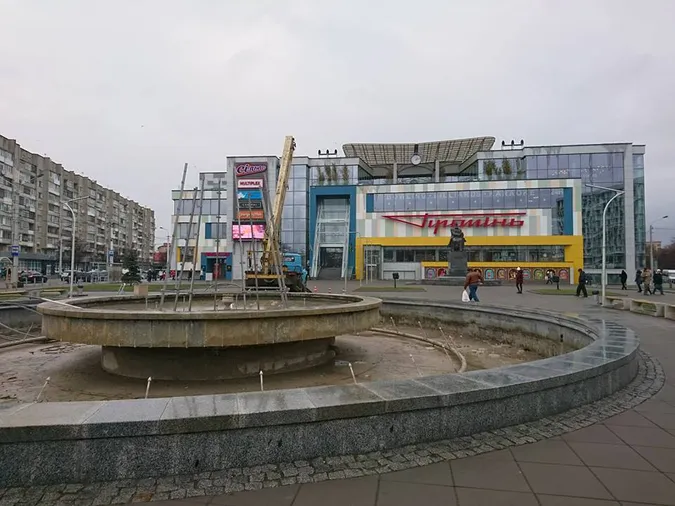 Біля луцького «Променя» монтують новорічну ялинку (фото)