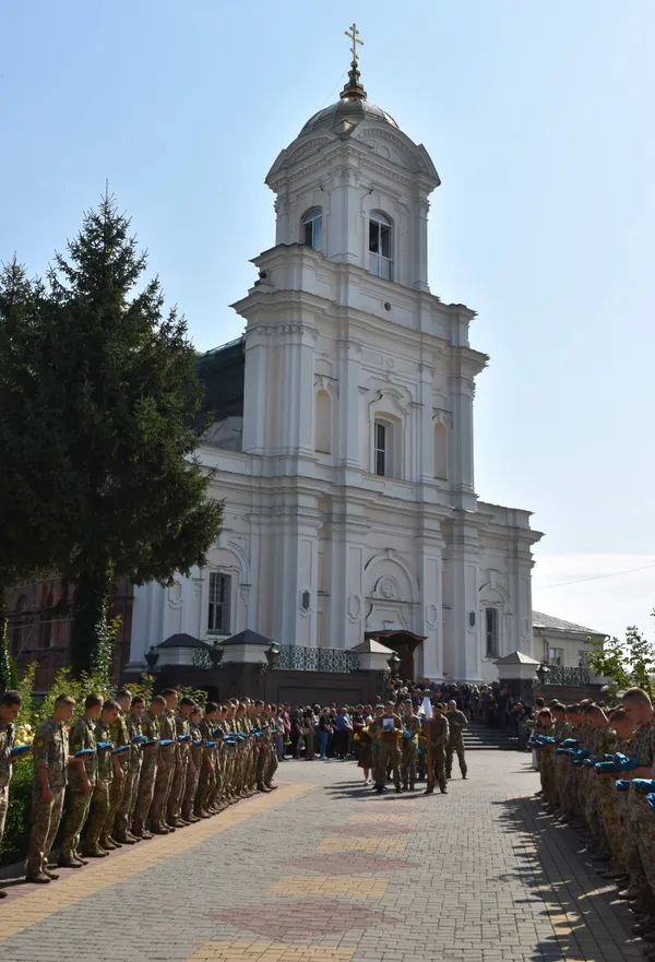 Луцьк попрощався із загиблим Героєм Романом Гіренком з бригади «Лють» (фото)