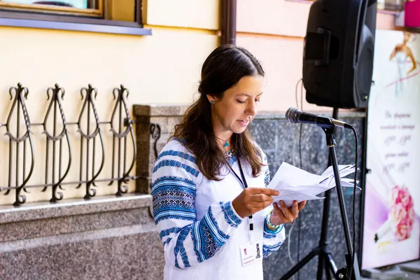 Біля луцької книгарні читали вірші просто неба (фото)