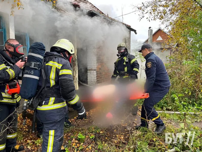 На Волині військові та рятувальники витягнули з пожежі трьох людей (фото, відео)