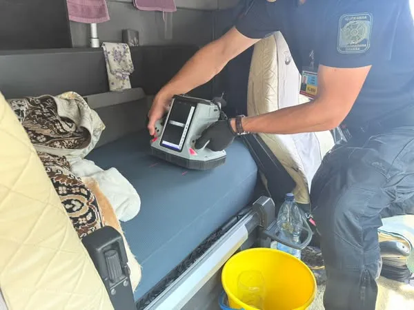 Під матрацом, в холодильнику, у нішах: волинянин заховав у вантажівці 50 блоків сигарет (фото)