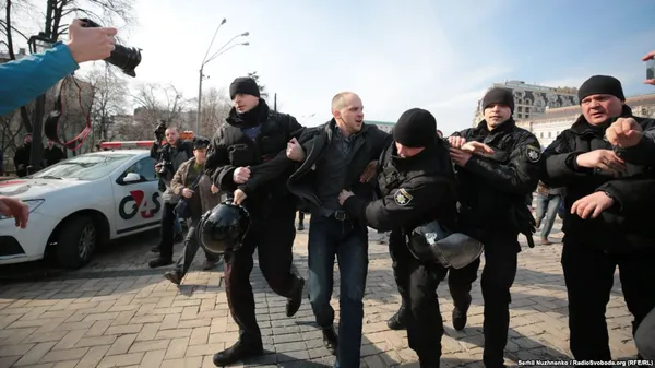 «Я — транс-жінка-феміністка» та «Бог! Батьківщина! Патріархат!»: у Києві контрмарші, є затримані