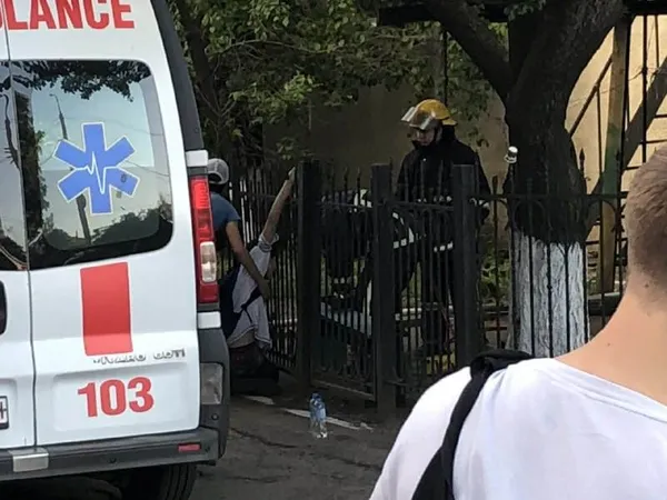 У Луцьку хлопець настромився на паркан