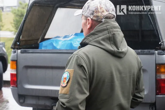 Позашляховик для ЗСУ: у Луцьку волонтери передали авто військовим (фото, відео)