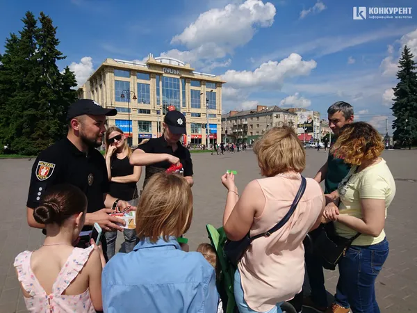 Флікери, цукерки, вікторина: у центрі Луцька пішоходів вчать безпеки (фото)