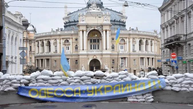 В Одесі лунали вибухи, здійнялася пожежа