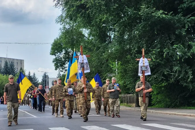 Війна забирає найкращих: у Ковелі попрощалися із Юрієм Лобашовим та Олександром Дубуком (фото)