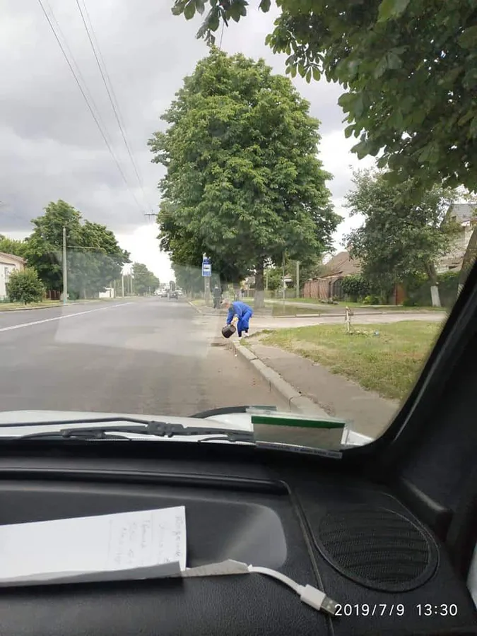 Спіймали лучанку, яка виливала нечистоти прямо на вулицю (фото)