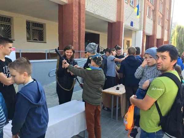 «Козацькому роду нема переводу»: у луцькій школі організували свято (фото)